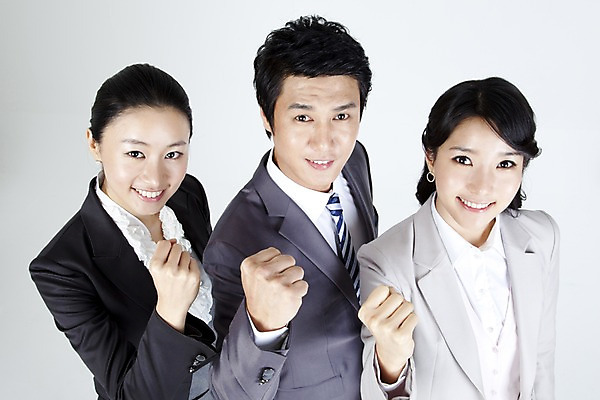 포토 JPG 스튜디오촬영 직업 라이프스타일 여자 남자 포즈 비즈니스 협력 미소 웃음 누끼 사람 동양인 정장 손짓 상반신 라이프 세명 비즈니스라이프 하이앵글 파이팅 주먹 한국인 직장인 사무원 비즈니스맨 비즈니스우먼 결심 동료 국내포토 옷 뷰포인트 컨셉 관계 모션 실내 표정 인종 생활 파일형식