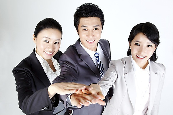 포토 JPG 스튜디오촬영 직업 라이프스타일 여자 남자 포즈 비즈니스 협력 미소 웃음 누끼 사람 동양인 정장 손짓 상반신 라이프 세명 비즈니스라이프 파이팅 한국인 직장인 사무원 비즈니스맨 비즈니스우먼 동료 하이파이브 국내포토 옷 관계 모션 실내 표정 인종 생활 파일형식