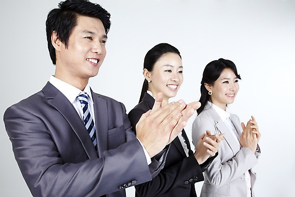 포토 JPG 스튜디오촬영 직업 라이프스타일 응시 여자 남자 포즈 비즈니스 협력 미소 웃음 사람 동양인 정장 손짓 상반신 라이프 세명 비즈니스라이프 한국인 직장인 사무원 비즈니스맨 비즈니스우먼 박수 동료 국내포토 시선 옷 관계 모션 실내 표정 인종 생활 파일형식