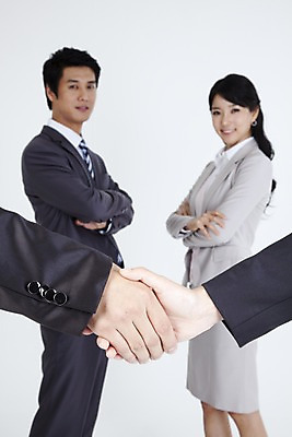포토 JPG 스튜디오촬영 직업 라이프스타일 손 여자 남자 포즈 비즈니스 협력 악수 미소 웃음 사람 동양인 정장 손짓 상반신 두명 라이프 비즈니스라이프 팔짱 거래 한국인 직장인 사무원 비즈니스맨 비즈니스우먼 동료 계약 국내포토 옷 관계 모션 실내 표정 인종 생활 신체부위 파일형식