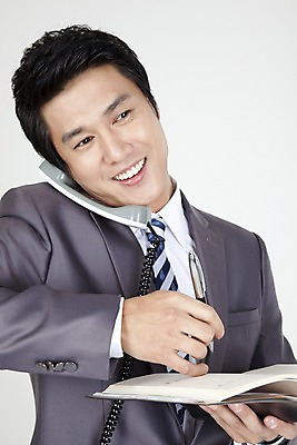 포토 JPG 스튜디오촬영 직업 라이프스타일 남자 포즈 와이셔츠 비즈니스 넥타이 표정 한명 미소 웃음 들기 사람 동양인 정장 상반신 20대 성인 라이프 비즈니스라이프 필기구 펜 볼펜 다이어리 한국인 메모지 직장인 사무원 비즈니스맨 전화기 수화기 통화 남자만 남자한명만 성인남자만 청년만 청년남자만 청년남자한명만 성인한명만 성인남자한명만 성인만 국내포토 1 잡화 옷 셔츠 모션 문구용품 실내 인종 청년 생활 사무용품 파일형식