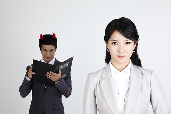 포토 JPG 스튜디오촬영 직업 라이프스타일 응시 여자 남자 포즈 비즈니스 뿔 무표정 사람 동양인 정장 상반신 두명 라이프 비즈니스라이프 한국인 분노 직장인 사무원 비즈니스맨 비즈니스우먼 상사 악마 결재 결재판 국내포토 시선 옷 감정 실내 표정 인종 생활 파일형식