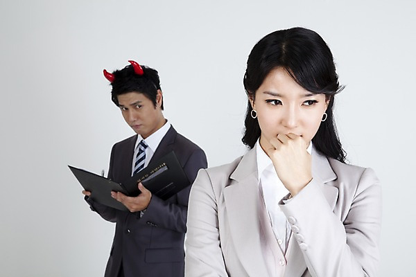 포토 JPG 스튜디오촬영 전신 직업 라이프스타일 응시 여자 남자 포즈 비즈니스 뿔 무표정 사람 동양인 정장 손짓 상반신 두명 라이프 비즈니스라이프 한국인 분노 직장인 사무원 비즈니스맨 비즈니스우먼 상사 악마 고민 결재 결재판 국내포토 시선 옷 감정 모션 실내 표정 인종 생활 파일형식