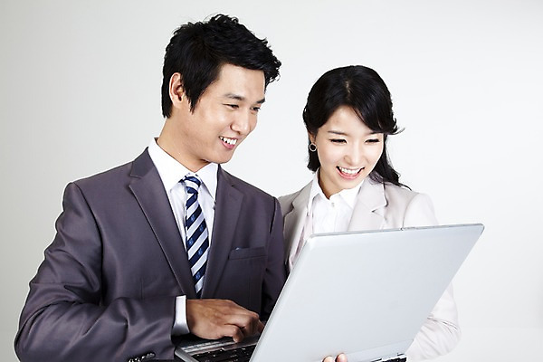 포토 JPG 스튜디오촬영 전신 직업 라이프스타일 여자 남자 포즈 비즈니스 협력 미소 웃음 사람 동양인 정장 상반신 두명 라이프 비즈니스라이프 노트북 컴퓨터 한국인 업무 직장인 사무원 비즈니스맨 비즈니스우먼 작업실 동료 국내포토 옷 관계 실내 표정 인종 생활 전자제품 작업 파일형식