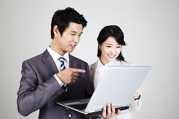 포토 JPG 스튜디오촬영 전신 직업 라이프스타일 여자 남자 포즈 비즈니스 협력 미소 웃음 들기 사람 동양인 정장 손짓 상반신 두명 라이프 비즈니스라이프 노트북 컴퓨터 한국인 가리킴 업무 직장인 사무원 비즈니스맨 비즈니스우먼 작업실 동료 국내포토 옷 관계 모션 실내 표정 인종 생활 전자제품 작업 파일형식