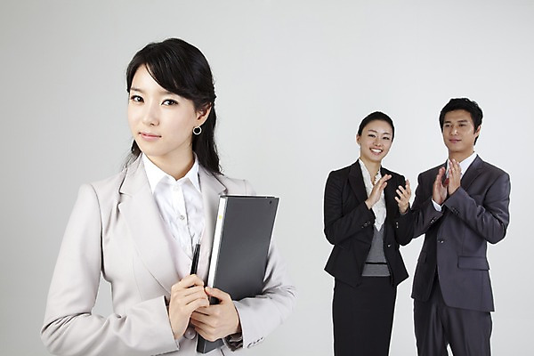 포토 JPG 스튜디오촬영 전신 직업 라이프스타일 여자 남자 포즈 비즈니스 협력 무표정 들기 사람 동양인 정장 손짓 상반신 라이프 세명 비즈니스라이프 필기구 펜 한국인 직장인 사무원 비즈니스맨 비즈니스우먼 박수 동료 문서 파일 격려 국내포토 옷 감정 관계 모션 문구용품 실내 표정 인종 생활 파일형식