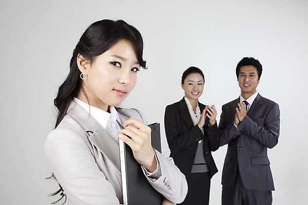 포토 JPG 스튜디오촬영 직업 라이프스타일 여자 남자 포즈 비즈니스 협력 무표정 들기 사람 동양인 정장 손짓 상반신 라이프 세명 비즈니스라이프 한국인 직장인 사무원 비즈니스맨 비즈니스우먼 박수 동료 문서 파일 격려 국내포토 옷 감정 관계 모션 실내 표정 인종 생활 파일형식