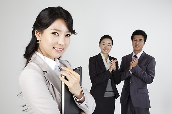 포토 JPG 스튜디오촬영 직업 라이프스타일 여자 남자 포즈 비즈니스 협력 미소 웃음 들기 사람 동양인 정장 손짓 상반신 라이프 세명 비즈니스라이프 한국인 직장인 사무원 비즈니스맨 비즈니스우먼 박수 동료 문서 파일 격려 국내포토 옷 감정 관계 모션 실내 표정 인종 생활 파일형식