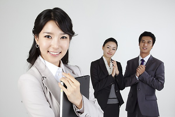 포토 JPG 스튜디오촬영 직업 라이프스타일 여자 남자 포즈 비즈니스 협력 미소 웃음 들기 사람 동양인 정장 상반신 라이프 세명 비즈니스라이프 한국인 직장인 사무원 비즈니스맨 비즈니스우먼 박수 동료 문서 파일 격려 국내포토 옷 감정 관계 모션 실내 표정 인종 손짓 생활 파일형식