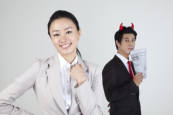 포토 JPG 스튜디오촬영 직업 라이프스타일 응시 여자 남자 포즈 비즈니스 뿔 미소 웃음 들기 사람 동양인 정장 손짓 상반신 두명 라이프 비즈니스라이프 한국인 직장인 사무원 비즈니스맨 비즈니스우먼 신문 상사 악마 동료 국내포토 시선 옷 관계 모션 실내 표정 인종 생활 간행물 뉴스 파일형식