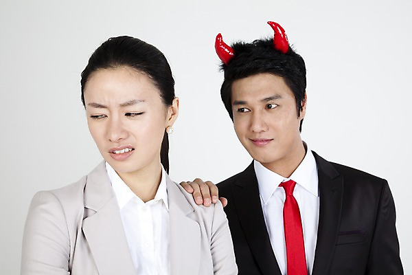 포토 JPG 스튜디오촬영 직업 라이프스타일 여자 남자 포즈 비즈니스 뿔 사람 동양인 정장 상반신 두명 라이프 비즈니스라이프 한국인 분노 짜증 직장인 사무원 비즈니스맨 비즈니스우먼 악마 동료 귀찮음 싫은 국내포토 옷 감정 컨셉 관계 실내 인종 생활 파일형식