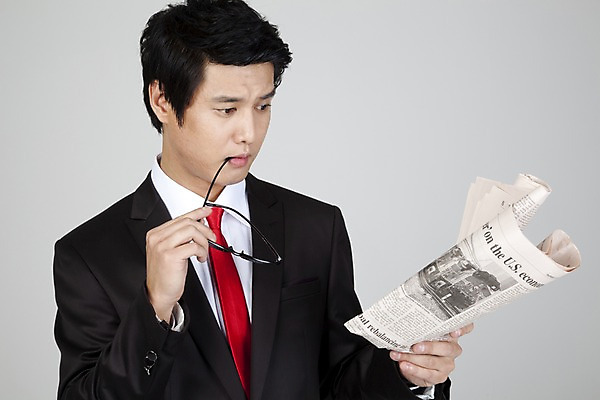 포토 JPG 스튜디오촬영 직업 라이프스타일 응시 남자 안경 포즈 와이셔츠 비즈니스 넥타이 무표정 한명 들기 누끼 사람 동양인 정장 손짓 상반신 20대 성인 라이프 비즈니스라이프 한국인 직장인 사무원 비즈니스맨 신문 집중 읽기 습관 남자만 남자한명만 성인남자만 청년만 청년남자만 청년남자한명만 성인한명만 성인남자한명만 성인만 국내포토 1 시선 잡화 옷 감정 컨셉 셔츠 모션 실내 표정 인종 청년 생활 간행물 뉴스 파일형식