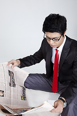 포토 JPG 스튜디오촬영 직업 라이프스타일 응시 남자 안경 포즈 와이셔츠 비즈니스 넥타이 무표정 한명 들기 사람 앉기 동양인 정장 상반신 20대 성인 라이프 비즈니스라이프 펼침 한국인 직장인 사무원 비즈니스맨 신문 집중 읽기 남자만 남자한명만 성인남자만 청년만 청년남자만 청년남자한명만 성인한명만 성인남자한명만 성인만 국내포토 1 시선 잡화 옷 감정 컨셉 셔츠 모션 실내 표정 인종 청년 생활 간행물 뉴스 파일형식