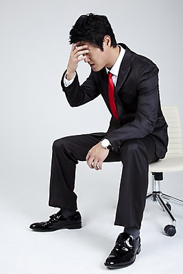 포토 JPG 스튜디오촬영 전신 직업 라이프스타일 남자 포즈 와이셔츠 의자 비즈니스 의학 넥타이 스트레스 표정 피곤 한명 사람 앉기 동양인 정장 손짓 20대 성인 라이프 비즈니스라이프 고통 한국인 직장인 사무원 비즈니스맨 찡그림 괴로움 두통 남자만 남자한명만 성인남자만 청년만 청년남자만 청년남자한명만 성인한명만 성인남자한명만 성인만 국내포토 1 잡화 옷 감정 가구 컨셉 셔츠 모션 실내 인종 청년 생활 질병 파일형식