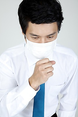 포토 JPG 스튜디오촬영 직업 라이프스타일 남자 포즈 와이셔츠 비즈니스 의학 넥타이 마스크 한명 사람 동양인 정장 손짓 상반신 20대 성인 라이프 비즈니스라이프 고통 한국인 직장인 사무원 비즈니스맨 질병 감기 기침 목감기 몸살 헛기침 남자만 남자한명만 성인남자만 청년만 청년남자만 청년남자한명만 성인한명만 성인남자한명만 성인만 코로나바이러스 국내포토 1 잡화 옷 감정 셔츠 모션 실내 인종 청년 생활 바이러스 감기_질병 파일형식