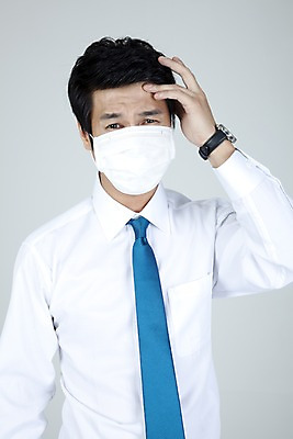포토 JPG 스튜디오촬영 직업 라이프스타일 남자 포즈 와이셔츠 비즈니스 의학 넥타이 표정 마스크 한명 사람 동양인 정장 손짓 상반신 20대 성인 라이프 비즈니스라이프 고통 한국인 직장인 사무원 비즈니스맨 뜨거움 열 찡그림 질병 감기 두통 몸살 남자만 남자한명만 성인남자만 청년만 청년남자만 청년남자한명만 성인한명만 성인남자한명만 성인만 코로나바이러스 국내포토 1 잡화 옷 감정 셔츠 모션 실내 인종 청년 생활 바이러스 파일형식