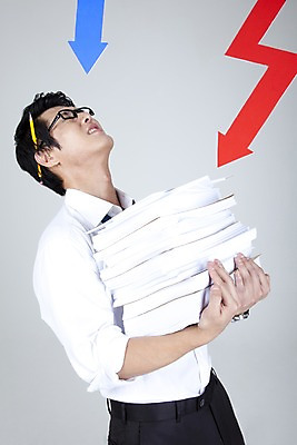 포토 JPG 스튜디오촬영 직업 라이프스타일 남자 화살표 종이 안경 포즈 와이셔츠 비즈니스 넥타이 그래프 스트레스 표정 피곤 한명 들기 누끼 사람 동양인 정장 상반신 20대 성인 라이프 비즈니스라이프 필기구 연필 한국인 직장인 사무원 비즈니스맨 유머 찡그림 하락 문서 무거움 남자만 남자한명만 성인남자만 청년만 청년남자만 청년남자한명만 성인한명만 성인남자한명만 성인만 국내포토 1 잡화 옷 감정 컨셉 셔츠 모션 문구용품 학용품 실내 인종 청년 생활 무게 파일형식