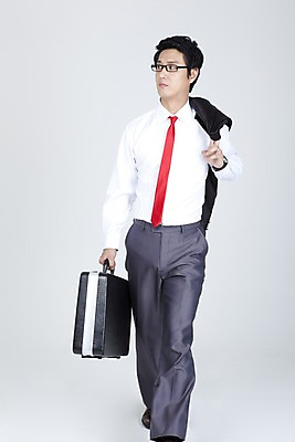 포토 JPG 스튜디오촬영 직업 라이프스타일 남자 안경 포즈 와이셔츠 서류가방 가방 비즈니스 넥타이 한명 들기 사람 동양인 정장 상반신 20대 성인 라이프 비즈니스라이프 걷기 재킷 한국인 직장인 사무원 비즈니스맨 남자만 남자한명만 성인남자만 청년만 청년남자만 청년남자한명만 성인한명만 성인남자한명만 성인만 국내포토 1 잡화 옷 셔츠 모션 실내 인종 청년 생활 외투 파일형식
