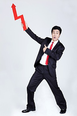 포토 JPG 스튜디오촬영 전신 직업 라이프스타일 남자 화살표 포즈 와이셔츠 비즈니스 넥타이 그래프 표정 한명 누끼 사람 동양인 정장 손짓 20대 성인 라이프 비즈니스라이프 기쁨 한국인 엄지손가락 최고 직장인 사무원 비즈니스맨 상승 남자만 남자한명만 성인남자만 청년만 청년남자만 청년남자한명만 성인한명만 성인남자한명만 성인만 국내포토 1 잡화 옷 감정 컨셉 셔츠 손가락 모션 실내 인종 청년 생활 파일형식