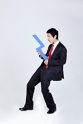 포토 JPG 스튜디오촬영 전신 직업 라이프스타일 남자 화살표 포즈 와이셔츠 비즈니스 넥타이 그래프 표정 한명 누끼 사람 동양인 정장 20대 성인 라이프 비즈니스라이프 고통 한국인 직장인 사무원 비즈니스맨 찡그림 공격 하락 남자만 남자한명만 성인남자만 청년만 청년남자만 청년남자한명만 성인한명만 성인남자한명만 성인만 국내포토 1 잡화 옷 감정 컨셉 셔츠 모션 실내 인종 청년 생활 파일형식