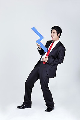 포토 JPG 스튜디오촬영 전신 직업 라이프스타일 남자 화살표 포즈 와이셔츠 비즈니스 넥타이 그래프 표정 한명 누끼 사람 동양인 정장 20대 성인 라이프 비즈니스라이프 고통 한국인 직장인 사무원 비즈니스맨 찡그림 공격 하락 남자만 남자한명만 성인남자만 청년만 청년남자만 청년남자한명만 성인한명만 성인남자한명만 성인만 국내포토 1 잡화 옷 감정 컨셉 셔츠 모션 실내 인종 청년 생활 파일형식