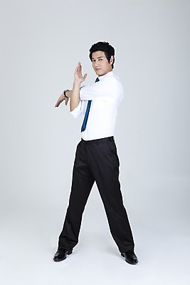 포토 JPG 스튜디오촬영 전신 직업 라이프스타일 남자 포즈 와이셔츠 비즈니스 넥타이 휴식 한명 누끼 사람 동양인 정장 손짓 20대 성인 라이프 비즈니스라이프 스트레칭 한국인 직장인 사무원 비즈니스맨 맨손체조 남자만 남자한명만 성인남자만 청년만 청년남자만 청년남자한명만 성인한명만 성인남자한명만 성인만 국내포토 1 잡화 옷 컨셉 셔츠 모션 실내 인종 청년 생활 운동 체조 파일형식