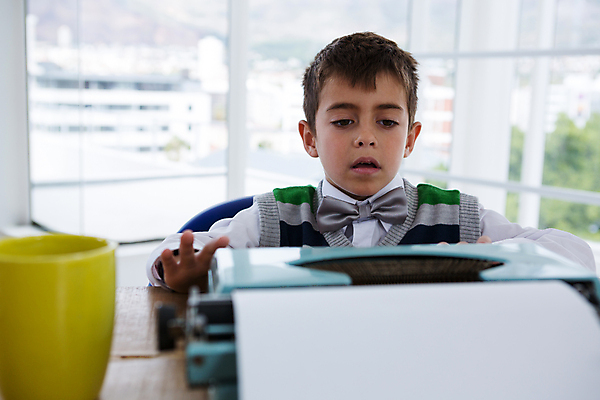 포토 JPG 해외이미지 남자 어린이라이프 어린이 비즈니스 한명 소년 상반신 노트북 사무실 비즈니스맨 타자기 직업체험 경영 역할놀이 소년한명만 해외202008 해외포토 1 라이프스타일 놀이 사람 전자제품 골동품 직장인 체험학습 남자한명만 소년만 파일형식