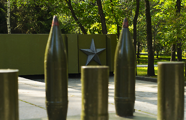 포토 JPG 해외이미지 나무 공원 별 도로 자연 거리 풍경 사람없음 목재 초록색 여름 껍질 가을 역사 사인 군용 전쟁 기념물 천연기념물 총알 러시아인 소비에트 추모 필승 해외202008 해외포토 자연요소 서양인 식물 계절 공공시설 길 무기 컬러 재료 교통시설 군대 우승 생태계 파일형식