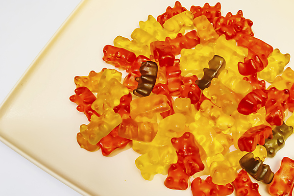 포토 JPG 해외이미지 접시 디저트 사람없음 여러개 달콤 흰배경 젤리 곰모양 해외202008 해외포토 모양 식기 음식 다수 백그라운드 곰 흰색 맛 파일형식