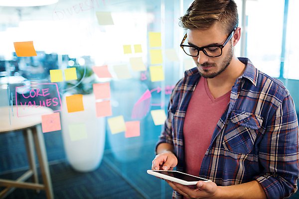 포토 JPG 해외이미지 서양인 응시 남자 실내 한명 들기 상반신 성인 옆모습 아웃포커스 태블릿 사무실 비즈니스맨 포스트잇 성인남자한명만 해외202008 해외포토 외국인 1 시선 뷰포인트 비즈니스 모션 촬영기법 사람 내부 전자제품 스마트기기 메모지 직장인 남자한명만 성인남자만 파일형식