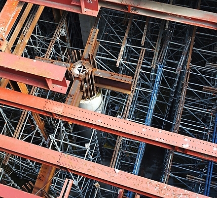 포토 JPG 해외이미지 산업 벽 건축양식 사람없음 기둥 전철 땅 철 부식 시멘트 지하 발판 깊이 철강 해외202008 해외포토 건축 육상교통 대중교통 파일형식