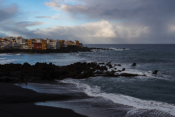 포토 JPG 해외이미지 모래 파도 바다 섬 여행 건축양식 자연 하늘 휴가 파노라마 풍경 해변 사람없음 건물 물 여름 파란색 도시풍경 여행객 마을 맑음 검은색 산책로 바위 만 서핑 스페인 화산 타운 대서양 로스앤젤레스 스페인어 해외202008 해외포토 자연요소 건축물 계절 건축 유럽 길 컬러 날씨 산 촬영기법 사람 미국 돌_바위 수상스포츠 도시 생태계 파일형식