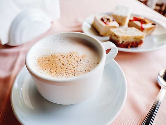 포토 JPG 해외이미지 실내 사람없음 아웃포커스 케이크 티스푼 카푸치노 해외202008 해외포토 커피 디저트 촬영기법 내부 숟가락 파일형식