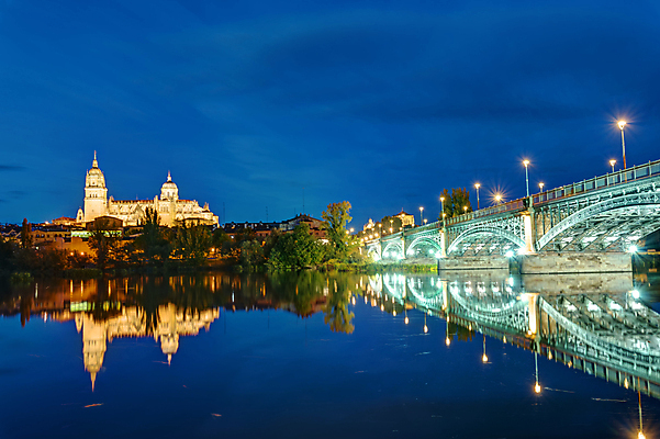 포토 JPG 해외이미지 종교 여행 건축양식 하늘 전등 조명 새로움 사람없음 건물 물 강 반사 성당 교회 세계문화유산 역사 스페인 야간 아치 스카이라인 빛망울 고딕 랜드마크 바로크 옛날 해외202008 해외포토 자연요소 건축물 건축 유럽 컨셉 종교건축 빛 문화재 파일형식