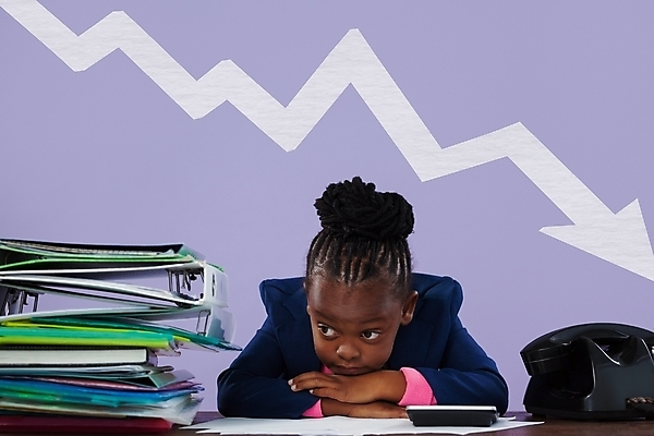 포토 JPG 해외이미지 여자 어린이라이프 어린이 탁자 한명 상반신 사무실 비즈니스우먼 직업체험 역할놀이 소녀한명만 해외202008 해외포토 1 라이프스타일 가구 비즈니스 놀이 사람 직장인 체험학습 여자한명만 소녀만 파일형식