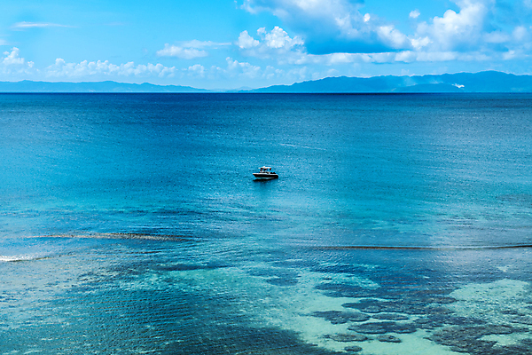 포토 JPG 해외이미지 바다 섬 여행 백그라운드 자연 하늘 휴가 휴식 산 안테나 풍경 사람없음 야외 물 여름 파란색 환경 항구 수중 침묵 만 투명 보트 산호 그림 암초 석호 이국적 터키석 파라다이스 수평선 해외202008 해외포토 자연요소 계절 컬러 컨셉 배_교통 통신 교통시설 소리 자포동물 보석 생태계 파일형식