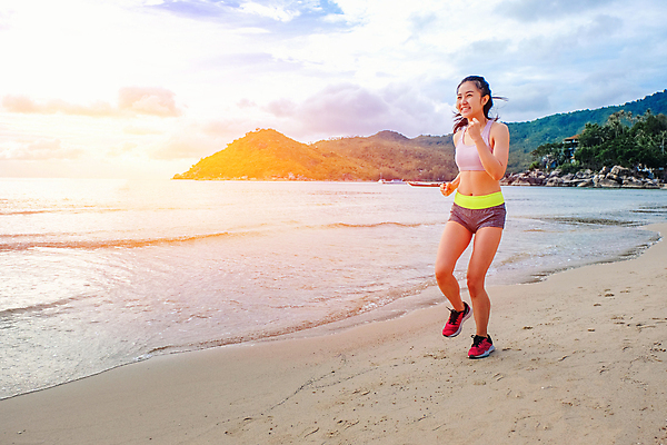 포토 JPG 해외이미지 여자 음악 모래 스포츠 이어폰 장신구 맨발 모바일 건강 한명 사람 동양인 스마트폰 핸드폰 달리기 조깅 운동 태양 듣기 악단 스마트 연습 속도 마라톤 팔 기어 달리기선수 보유 스트랩 플레이어 해외202008 해외포토 자연요소 1 음향기기 컨셉 모션 발 문화예술 인종 경기 신체부위 전자제품 스마트기기 육상스포츠 육상선수 파일형식
