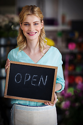 포토 JPG 해외이미지 백인 여자 꽃 실내 한명 서기 들기 20대 성인 앞모습 칠판 앞치마 오픈 꽃집 보여주기 성인여자한명만 해외202008 해외포토 서양인 식물 1 뷰포인트 모션 사람 청년 내부 상점 여자한명만 성인여자만 파일형식