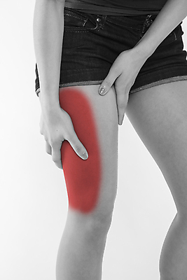 포토 JPG 해외이미지 무료이미지 여자 흑백 건강 한명 성인 고통 하반신 다리 잡기 허벅지 성인여자한명만 해외202008 해외포토 1 감정 모션 촬영기법 사람 신체부위 여자한명만 성인여자만 파일형식 무료콘텐츠