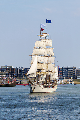 포토 JPG 해외이미지 하늘 파란색 항구 맑음 골동품 큼 아래 A 떠남 해외202008 해외포토 알파벳 컬러 교통시설 모션 날씨 크기 방향 위치 파일형식