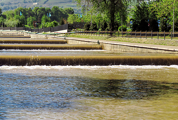 포토 JPG 해외이미지 공원 아시아 여행 건축양식 자연 거리 풍경 사람없음 야외 초록색 물 여름 강 계곡 봄 폭포 도시 개울 장면 타운 내추럴 해외202008 해외포토 자연요소 계절 공공시설 건축 나라 컬러 생태계 파일형식