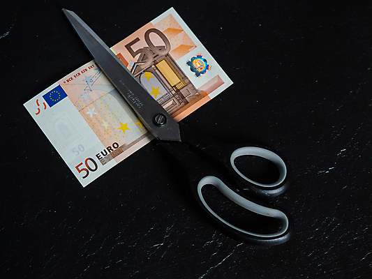 포토 JPG 해외이미지 손 유럽 장갑 돈 손가락 독일 건강 가면 사람없음 금융 경제 파란색 달러 동전 미국 이탈리아 금지 유로 프랑스 시장 질병 자르기 잠금 대출 빚 라텍스 예산 우울증 위기 유럽연합 자금 제어 유대감 해외202008 해외포토 잡화 나라 컬러 북아메리카 의학 모션 신체부위 재산 보안 파일형식