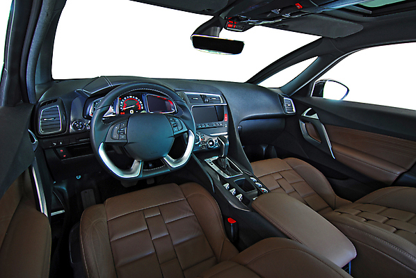 포토 JPG 해외이미지 스튜디오촬영 디자인 지도 의자 교통시설 자동차 실내 안전 사람없음 내부 소리 장비 운전 벨트 뜨거움 운전사 고급 수리 핸들 가죽 라디오 승객 시스템 네비게이션 위로 계기판 자동 제어 스타일 해외202008 해외포토 직업 잡화 육상교통 가구 교통 컨셉 모션 전자제품 시설 파일형식