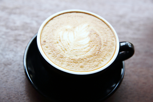 포토 JPG 해외이미지 실내 사람없음 커피잔 컵받침 카푸치노 라떼아트 해외202008 해외포토 커피 잔 내부 받침대 그림 라떼 파일형식