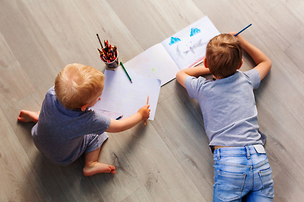 포토 JPG 해외이미지 백인 라이프스타일 디자인 교육 행복 종이 어린이 백그라운드 컨셉 학교 놀이 바닥 주택 기술 실내 미술 사람 소년 두명 목재 학습 컬러풀 장난감 연필 펜 페인트 유치원 방 육아 성장 흰색 아기 그리기 정상 그림 거짓말 해외202008 해외포토 서양인 나무 남자 감정 컬러 재료 모션 문화예술 학용품 내부 건물 생활 필기구 파일형식