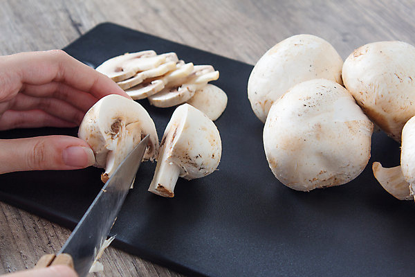 포토 JPG 해외이미지 전통 손 음식 조각 백그라운드 다이어트 재료 자연 탁자 도마 건강 식이요법 요리 사람없음 목재 갈색 주방 검은색 식사 저녁식사 버섯 신선 칼 맛 자르기 먹기 유기농 날것 레시피 성분 내추럴 식용 채식주의자 핸드메이드 비건 맛있는 해외202008 해외포토 나무 웰빙 컬러 가구 컨셉 모션 주방용품 신체부위 생태계 채식 파일형식