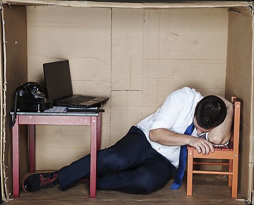포토 JPG 해외이미지 전신 백인 남자 의자 탁자 한명 성인 앞모습 노트북 상자 사무실 업무 비즈니스맨 전화기 갇힘 답답함 성인남자한명만 해외202008 해외포토 서양인 1 뷰포인트 가구 비즈니스 모션 사람 전자제품 작업 직장인 감각 남자한명만 성인남자만 파일형식