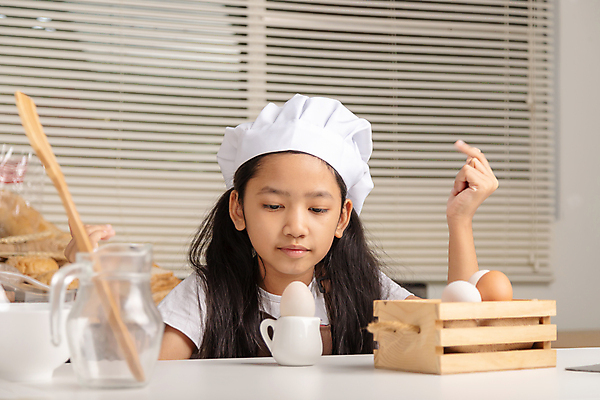 포토 JPG 해외이미지 1 라이프스타일 손 응시 여학생 딸 행복 얼굴 어린이 음식 컨셉 재료 손가락 탁자 주택 건강 요리 한명 미소 웃음 사람 동양인 목재 학습 주방 계란 식사 치킨 기쁨 관심 해외202008 우호적 해외포토 나무 학생 시선 여자 교육 감정 가구 가족 표정 인종 건물 생활 신체부위 알 닭고기요리 파일형식