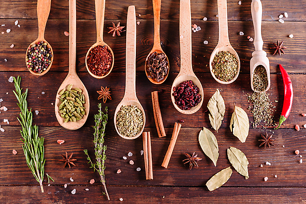 포토 JPG 해외이미지 잎 재료 탁자 사람없음 숟가락 양념 조미료 고수 가루 허브 소금 후추 카레 생강 바질 로즈메리 시나몬 강황 해외202008 해외포토 식물 음식 가구 채소 식재료 수저 향신료 향미료 파일형식