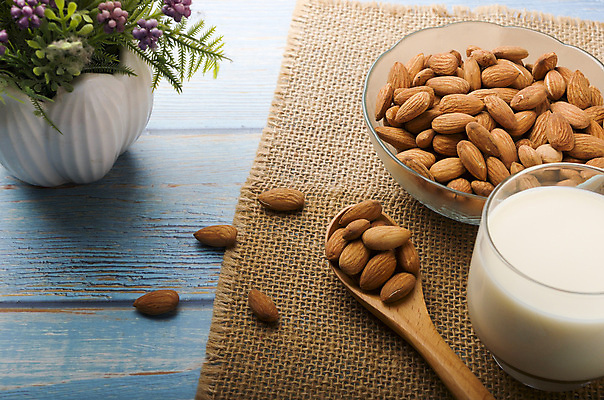 포토 JPG 해외이미지 음료 음식 백그라운드 다이어트 채소 과일 재료 자연 유리 탁자 건강 씨앗 사람없음 목재 갈색 우유 에너지 견과류 매트 흰색 시골 신선 투명 그룹 사발 맛 상품 매끈함 먹기 묘사 오브젝트 유기농 알맹이 날것 정사각형 아몬드 유리주전자 대각선 내추럴 단백질 대두 식용 채식주의자 비건 해외202008 해외포토 도형 나무 식물 웰빙 선 컬러 가구 컨셉 모션 재질 주전자 유제품 감각 사기그릇 생태계 채식 영양소 파일형식